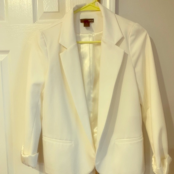 White blazer - Picture 1 of 3